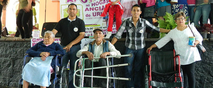Apoyan con sillas de ruedas a asilo de ancianos de Uruapan