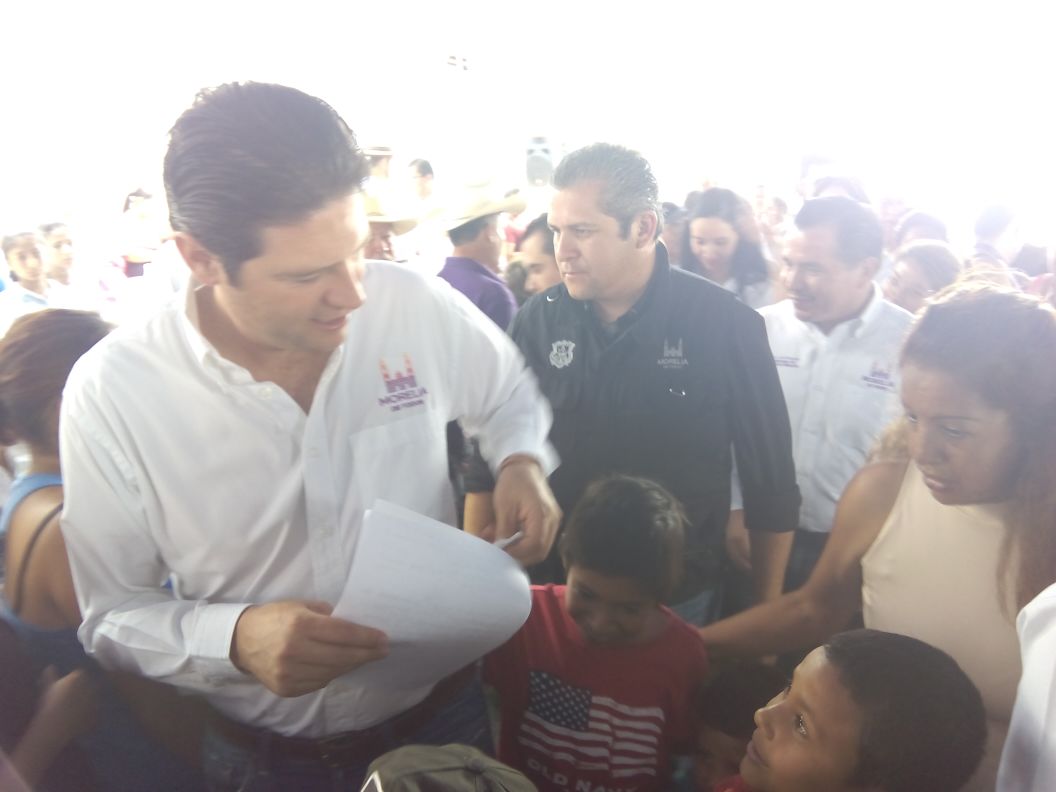 Atiende Alfonso a 400 colonos de Puerto de Buena Vista en Morelia ... - Quadratín Michoacán
