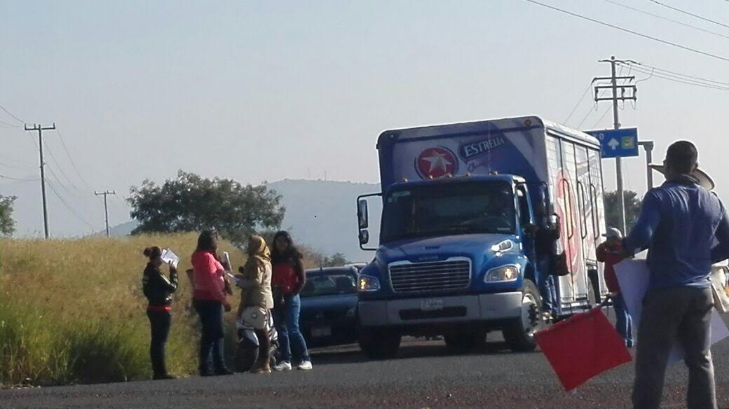 Retuvo CNTE en Jiquilpan más de 12 camiones este viernes ... - Quadratín Michoacán