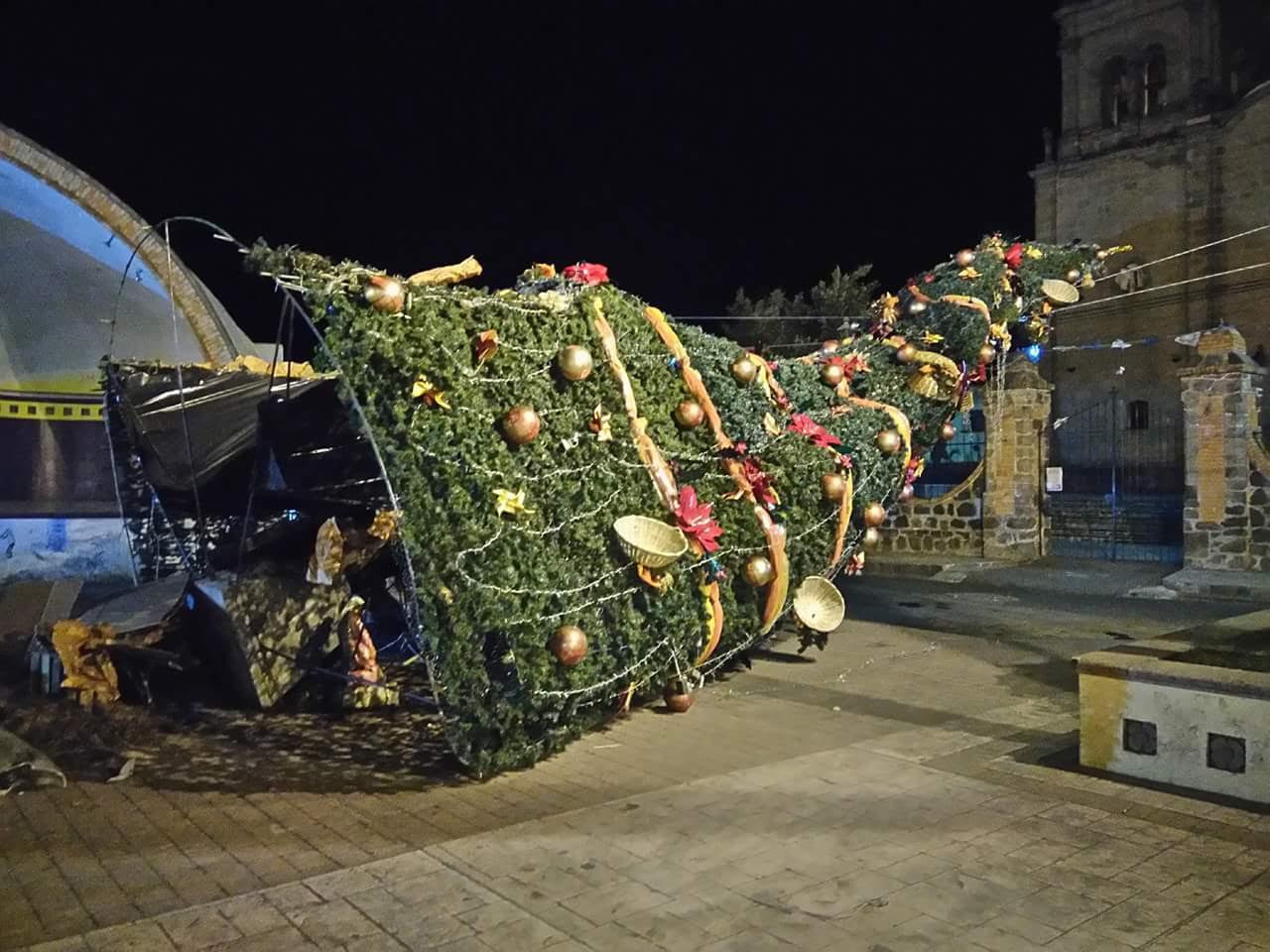 Se cae árbol de Navidad de Zacapu; reprograman encendido - Quadratín Michoacán