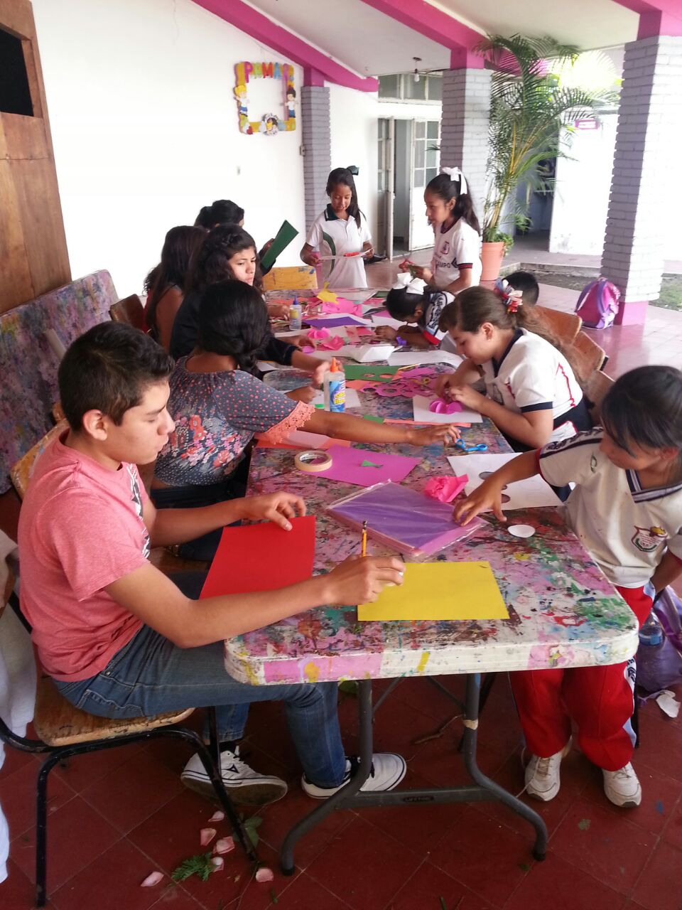 Imparte DIF taller de manualidades para adultos mayores en Plaza Principal  