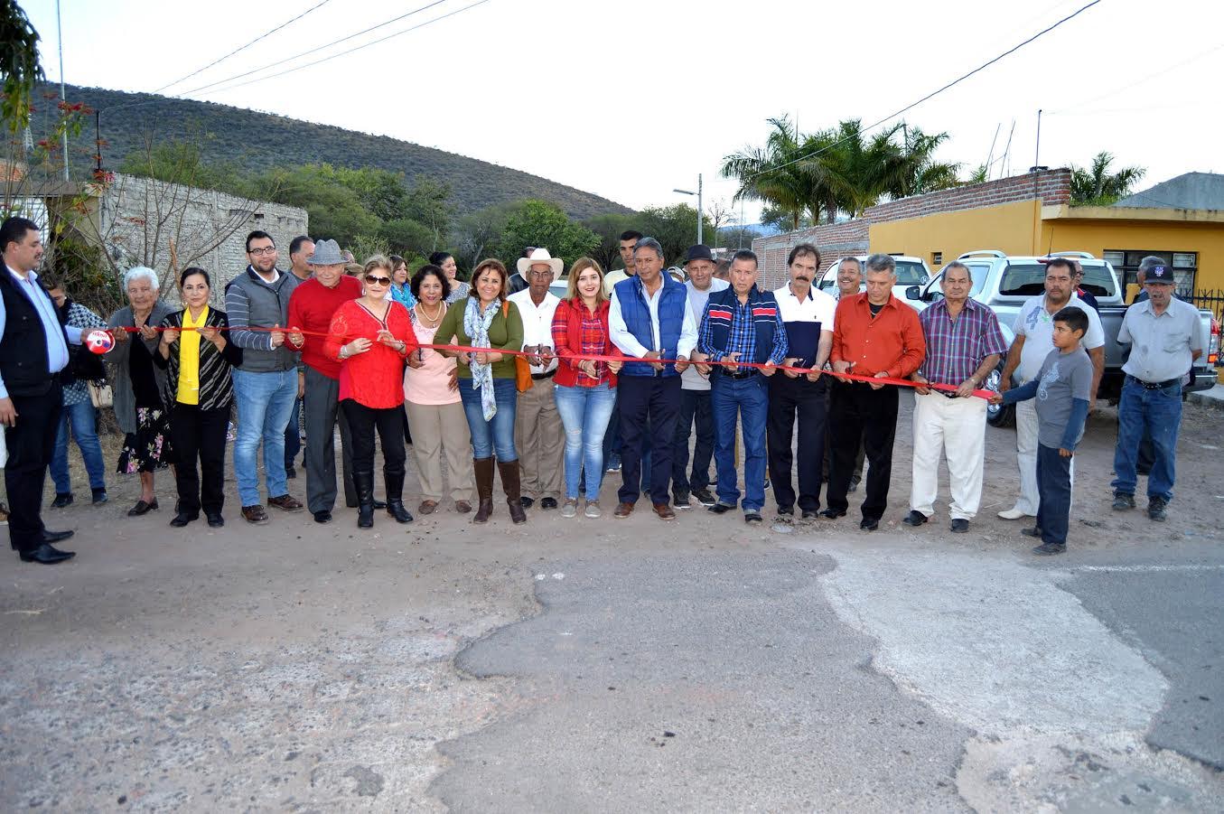 Entregan 3 líneas de drenaje en comunidad de Jiquilpan - Quadratín Michoacán