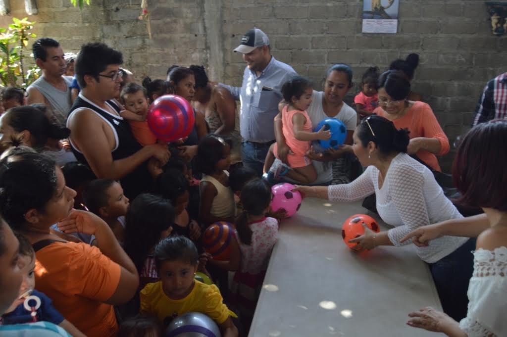 Continúa DIF entrega de juguetes de juguetes, ahora en Las ... - Quadratín Michoacán