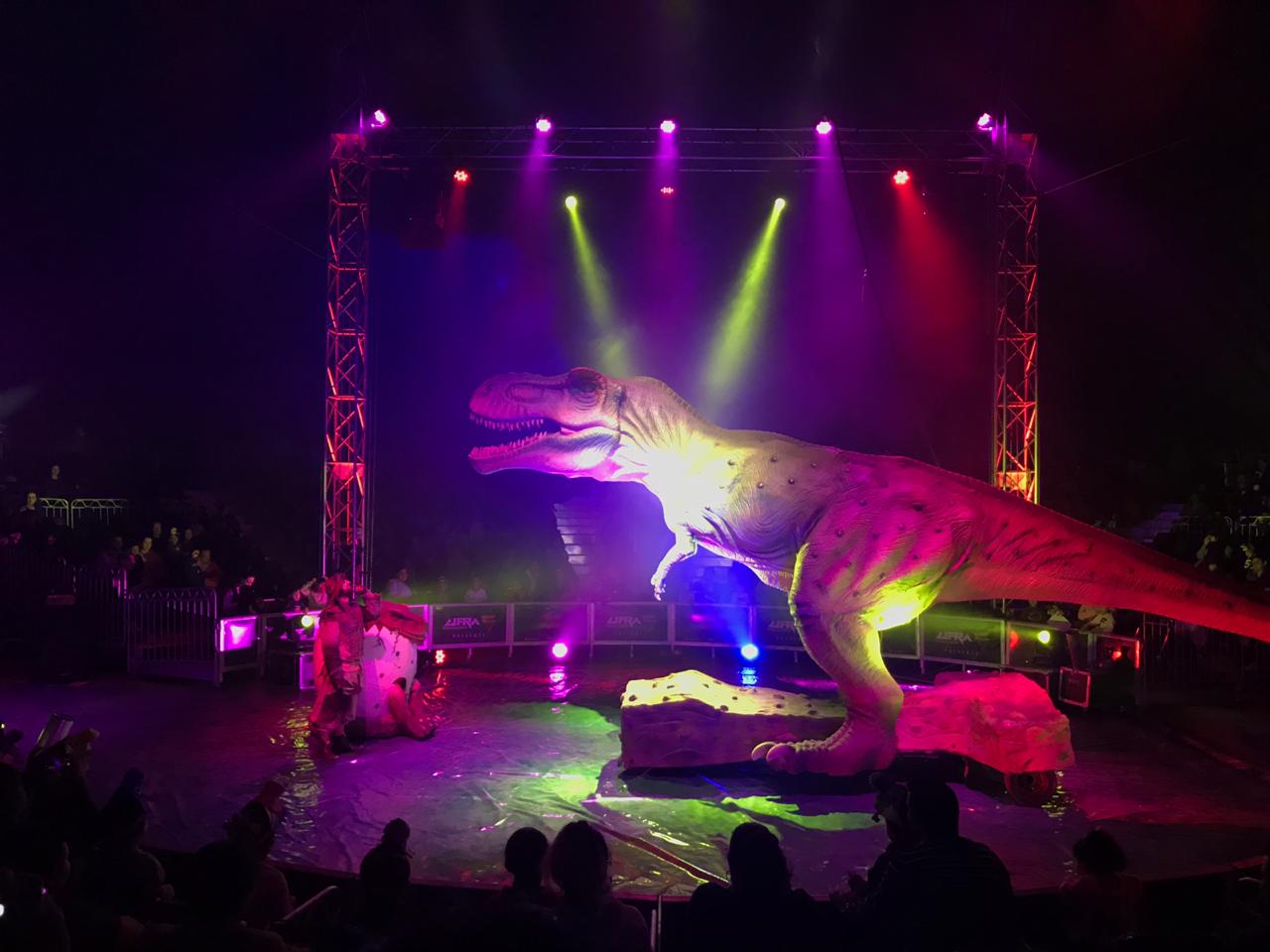 Presentan función inaugural del Circo de Dinosaurios en Morelia