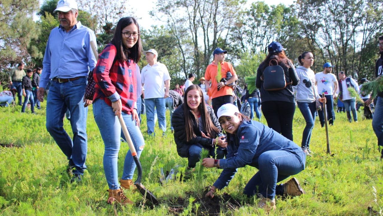Trabajan jóvenes por el cuidado del medio ambiente