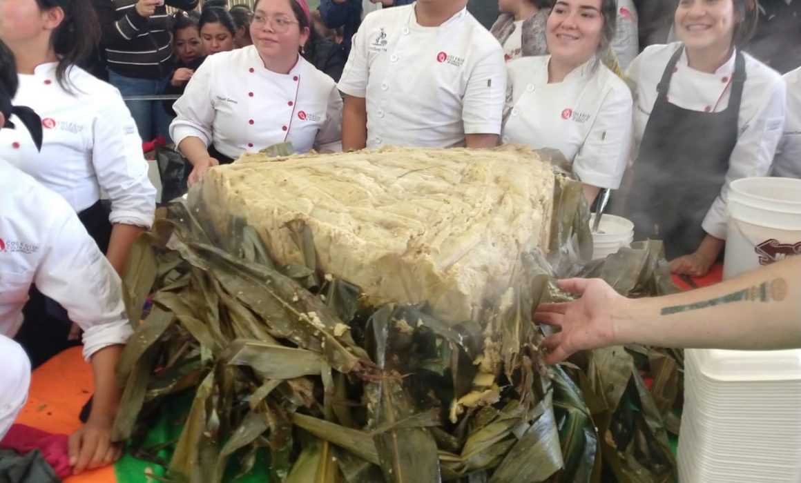 Cocinan la corunda rellena más grande del mundo en Pátzcuaro ...