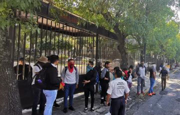 Bloquean normalistas paso en la avenida Ventura Puente de Morelia - Quadratín Michoacán