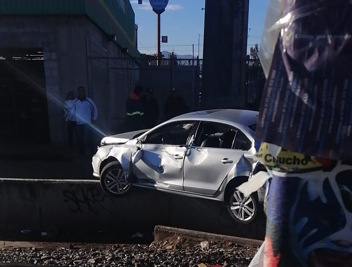 Se accidenta auto tras intentar ganarle el paso al tren - Quadratín ...