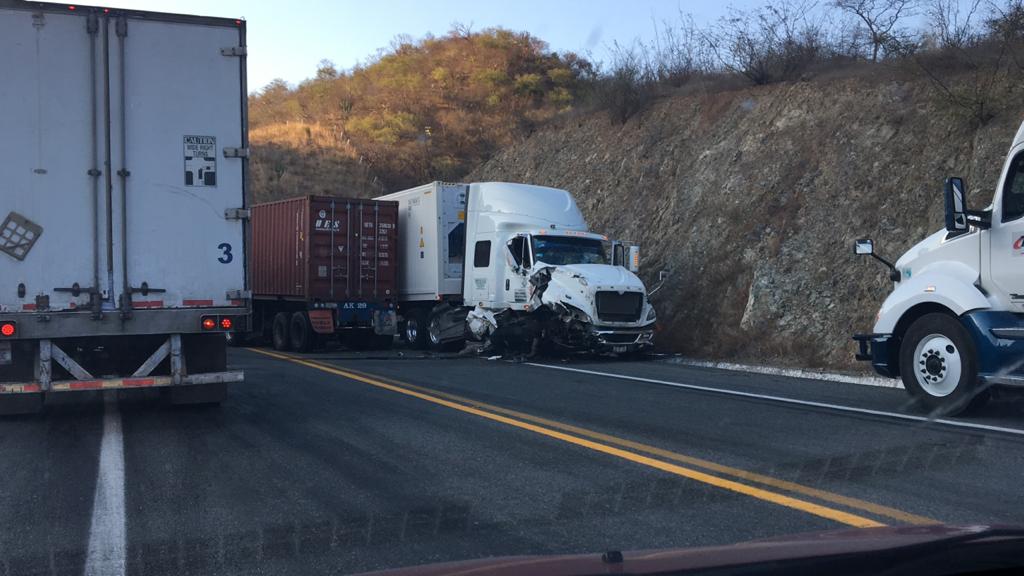 Chocan tráileres en la Siglo 21 - Quadratín Michoacán