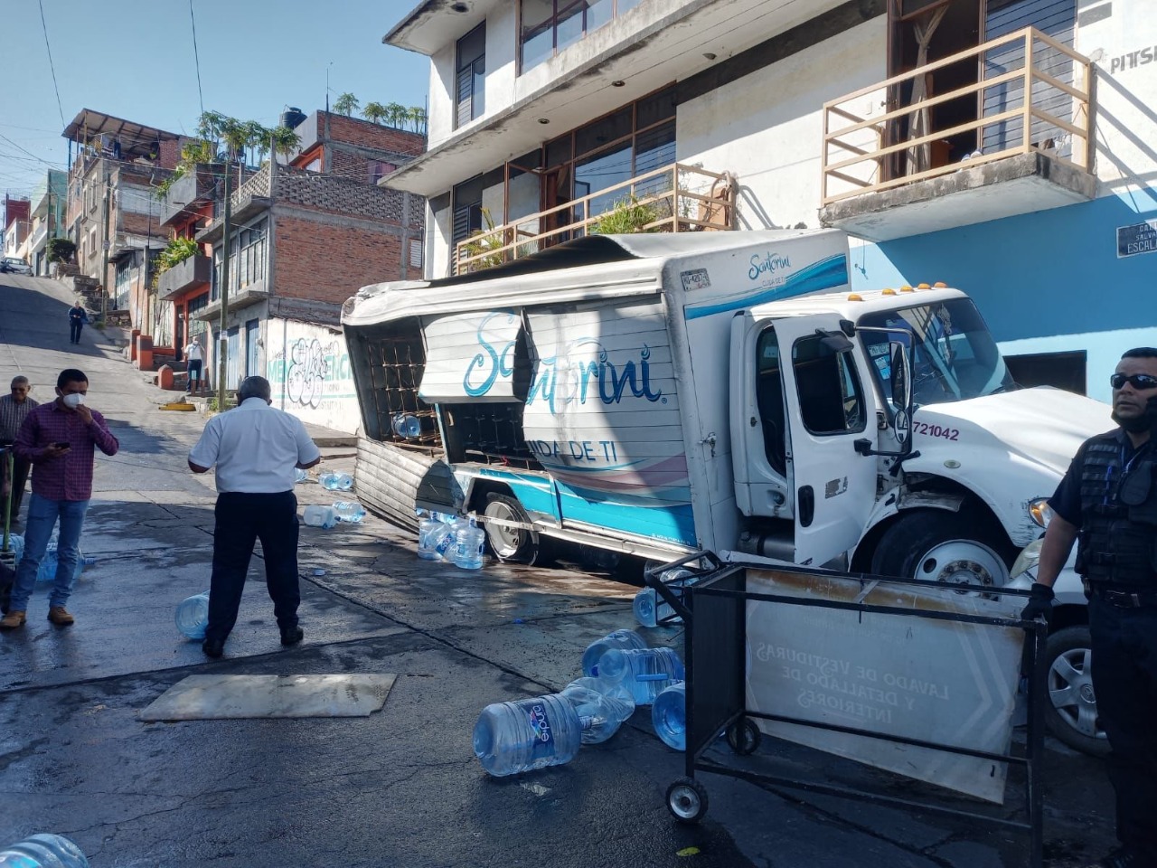 Camión de Santorini se queda sin frenos y choca contra casa y carros ...