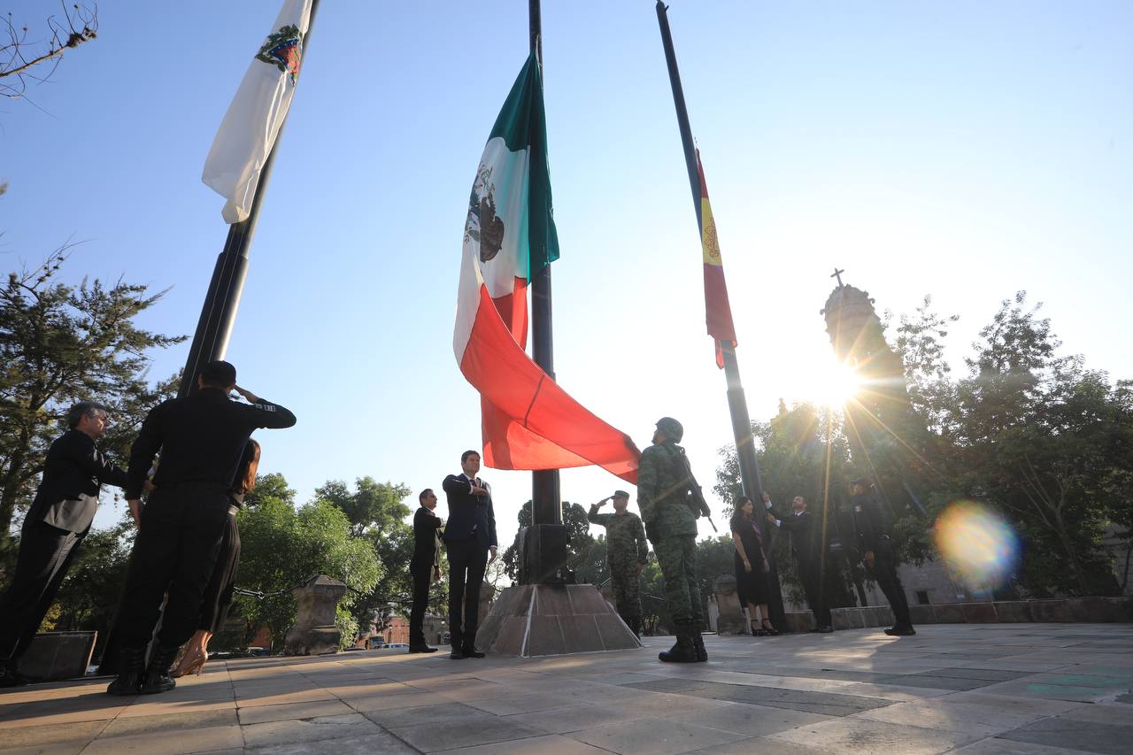 Con izamiento de banderas inician festejos por aniversario de Morelia