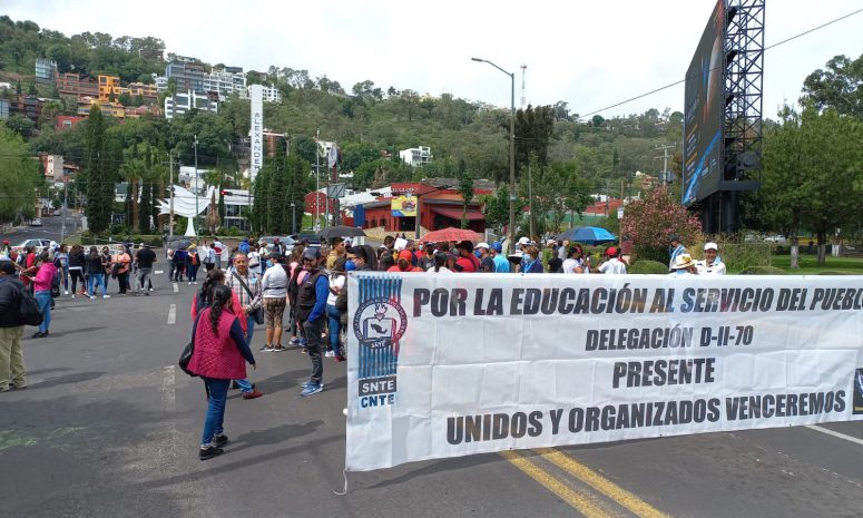 Morelia: bloquea CNTE Ventura Puente esquina con avenida Camelinas