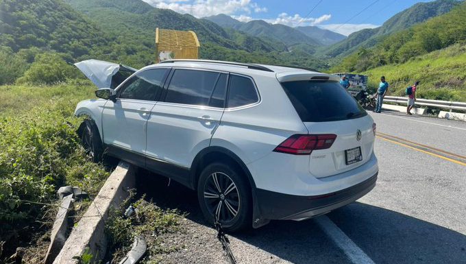 Choca camioneta contra barrera de la autopista Pátzcuaro-Lázaro ...