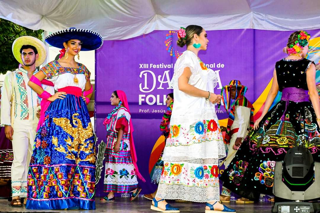Realizan pasarela de trajes típicos en Sahuayo Realizan pasarela de trajes típicos en Sahuayo
