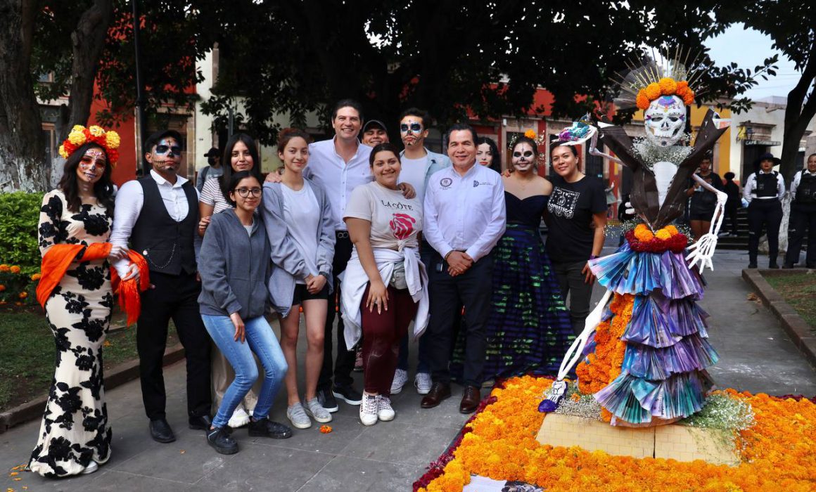 Adornan Morelia con altares y flores por Día de Muertos