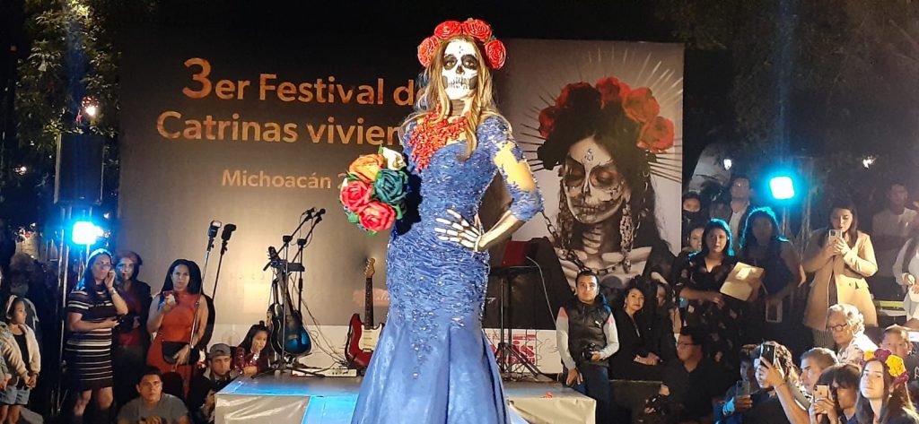 Desfilaron entre lentejuela y glamour las Catrinas vivientes Desfilaron entre lentejuela y glamour las Catrinas vivientes