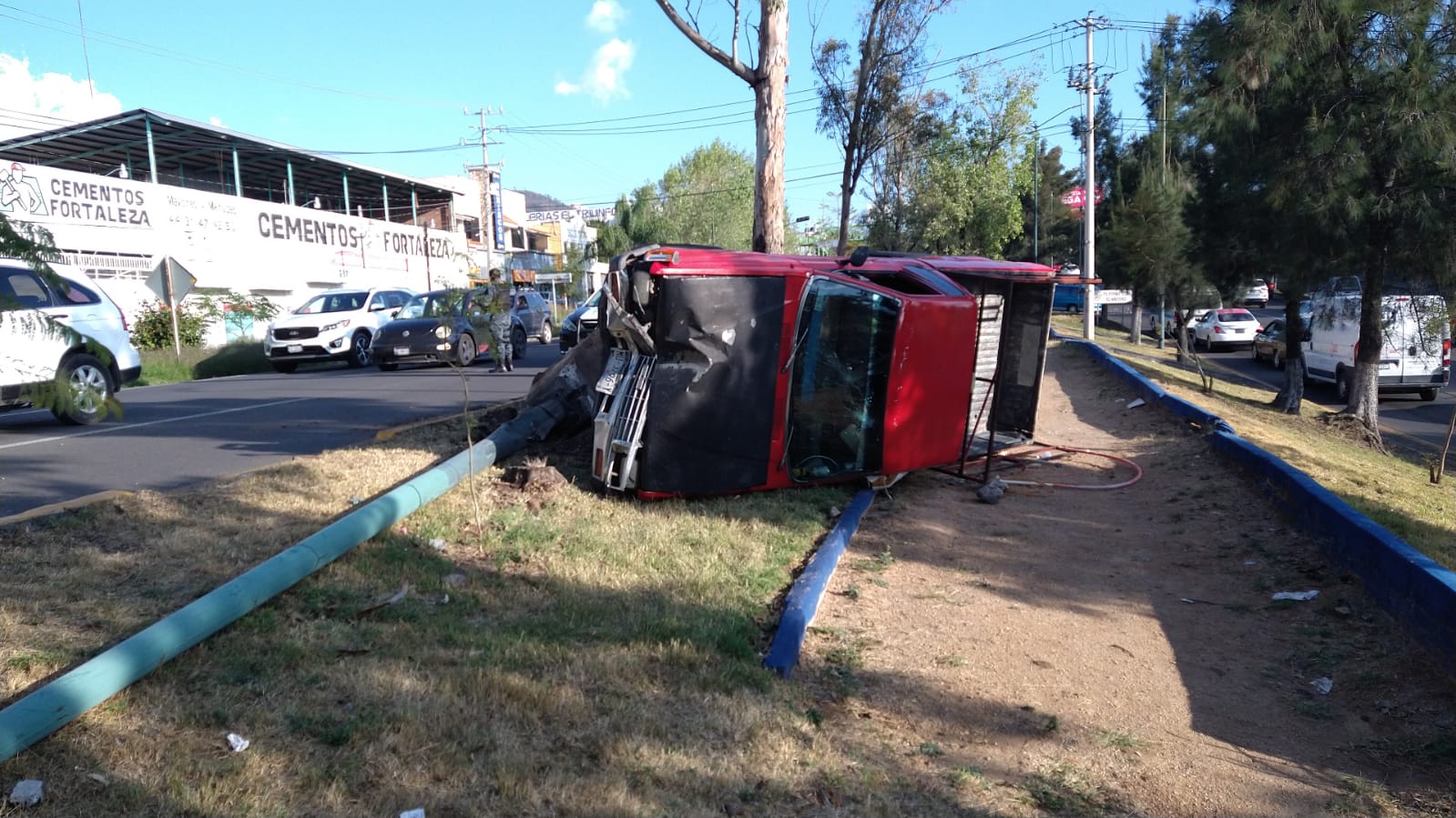 Choca y vuelca camioneta en Periférico oriente de Morelia - Quadratín ...