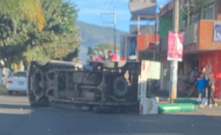 Vocho choca y vuelca a camioneta repartidora de gas, en Uruapan ...