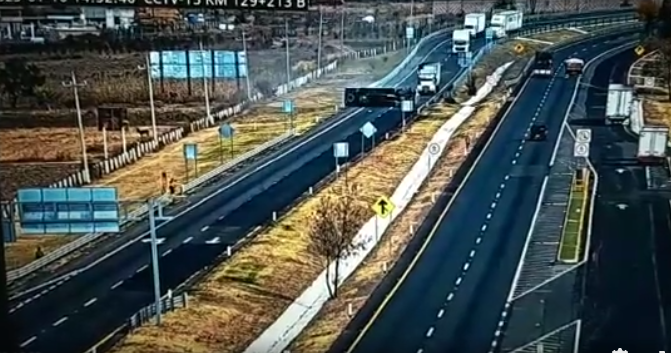 Choca tráiler contra muro de contención en la Autopista de Occidente ...