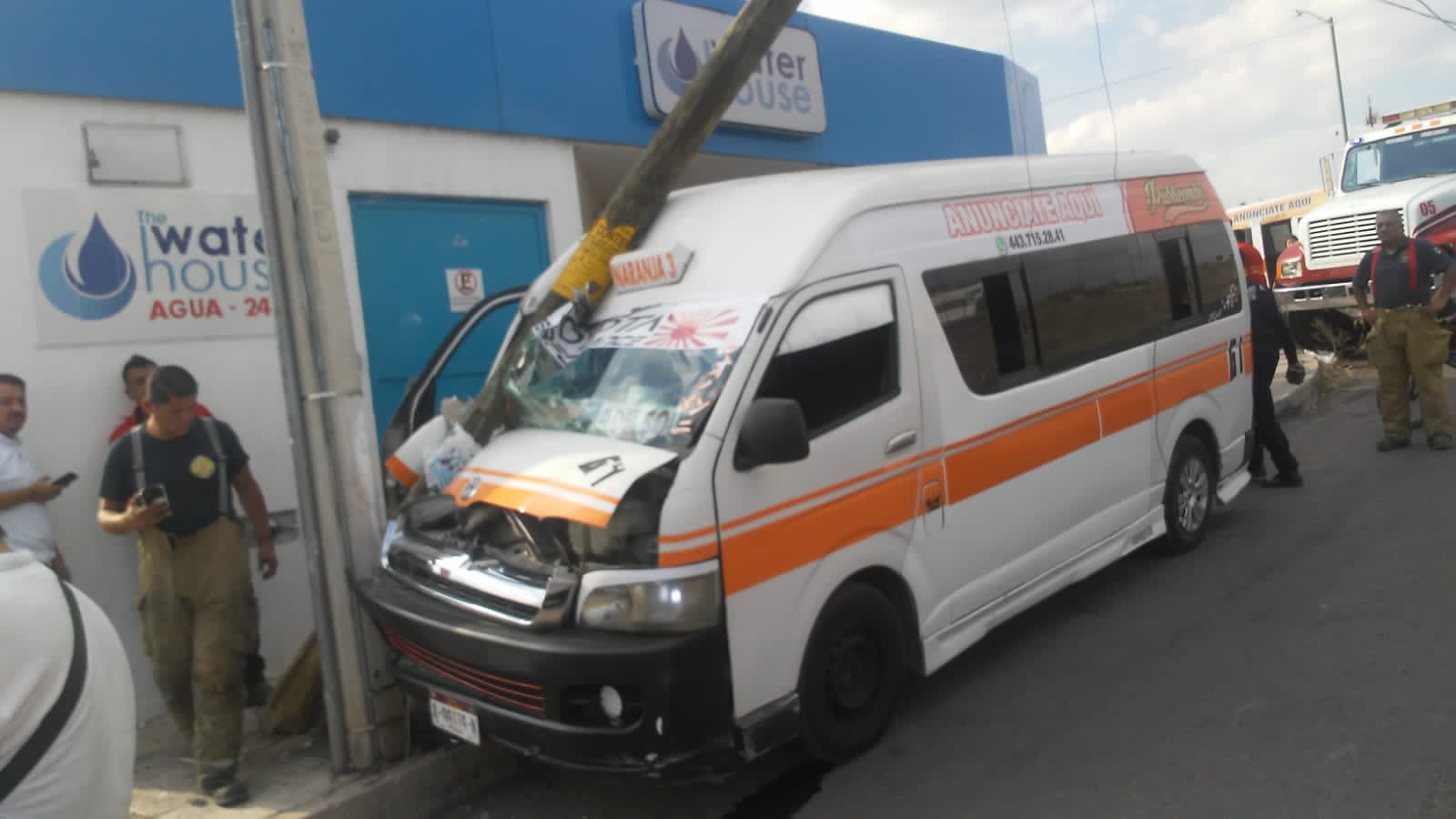 Combi se queda sin frenos y choca contra un poste, en Tarímbaro ...