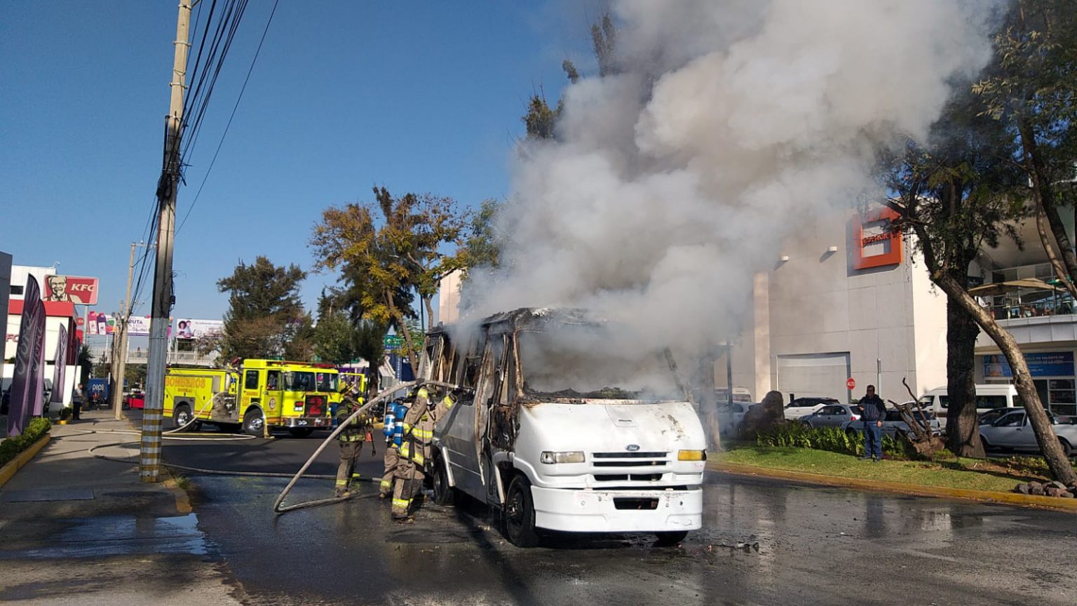 Se incendia autobús por falla mecánica en avenida Camelinas de Morelia ...
