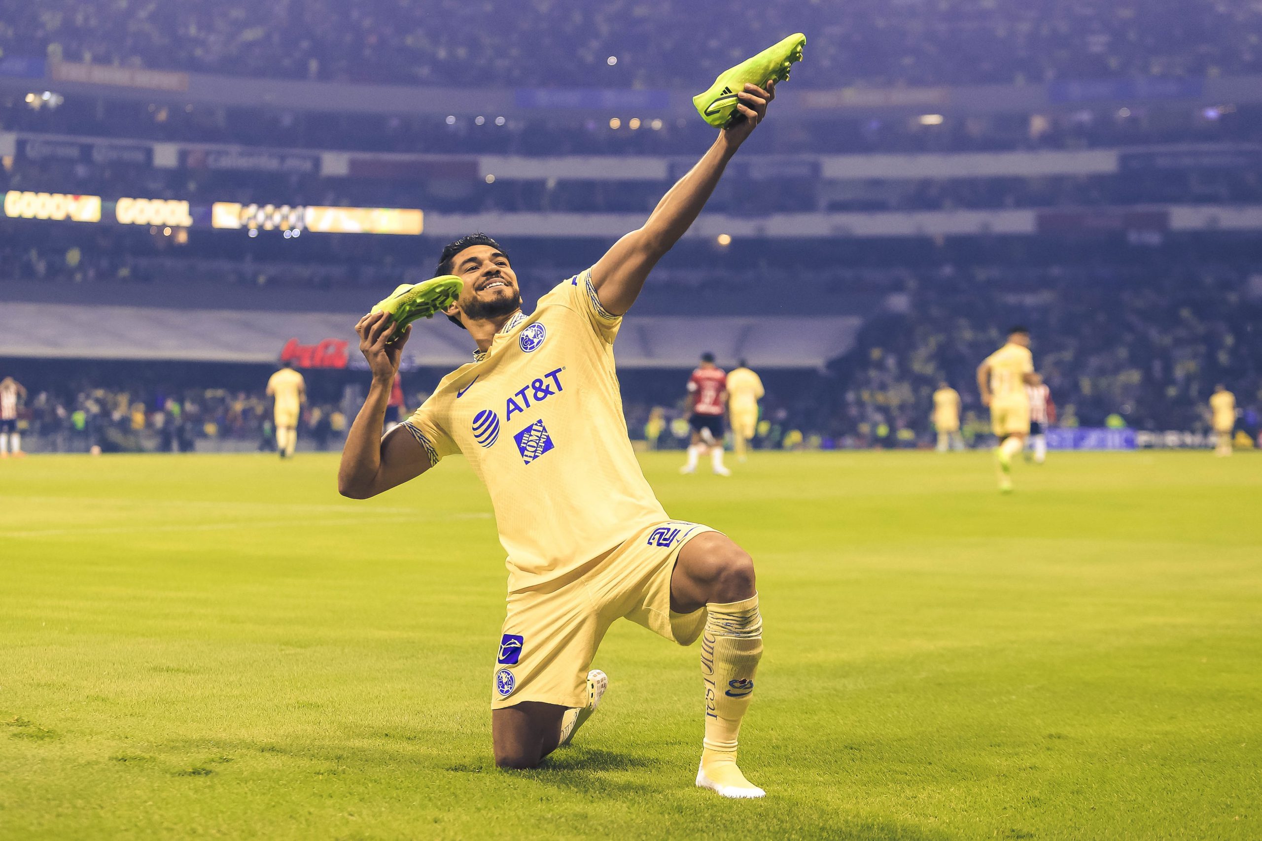 Celebra Henry Martín su campeonato de goleo