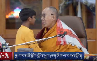 Polémico video en que Dalai Lama pide a niño que le chupe la lengua
