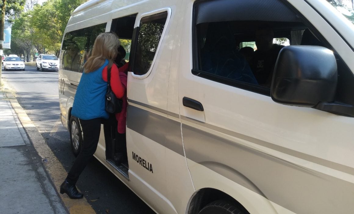 Buscan capacitar en lenguaje de señas a operadores de transporte ...