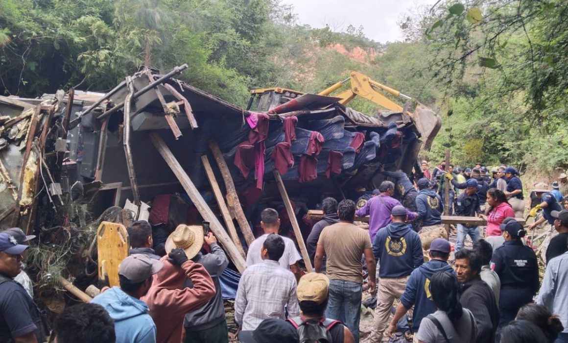 Sube a 26 muertos y 18 heridos saldo de volcadura en Oaxaca - Quadratín ...