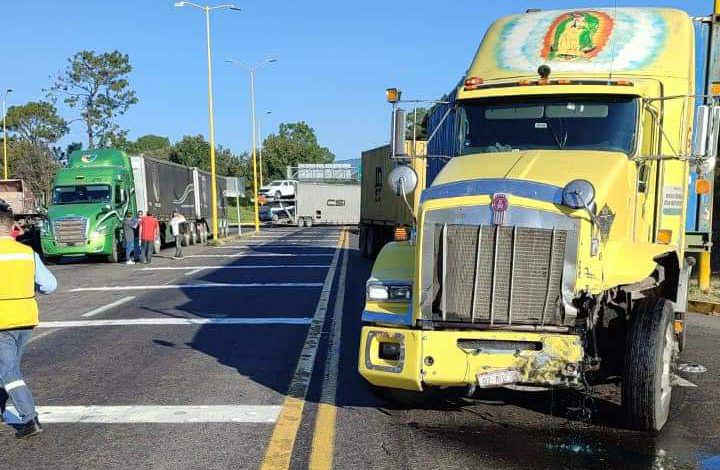 Chocan camiones de carga en la autopista Siglo 21; no hay heridos ...