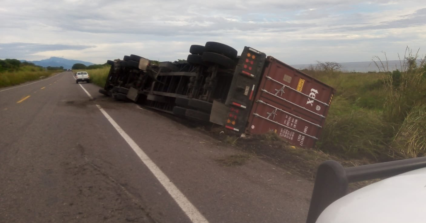 Por presunto exceso de velocidad vuelca tráiler en la Siglo 21 ...