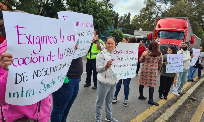 Con bloqueo padres de familia exigen docentes para primaria en Morelia