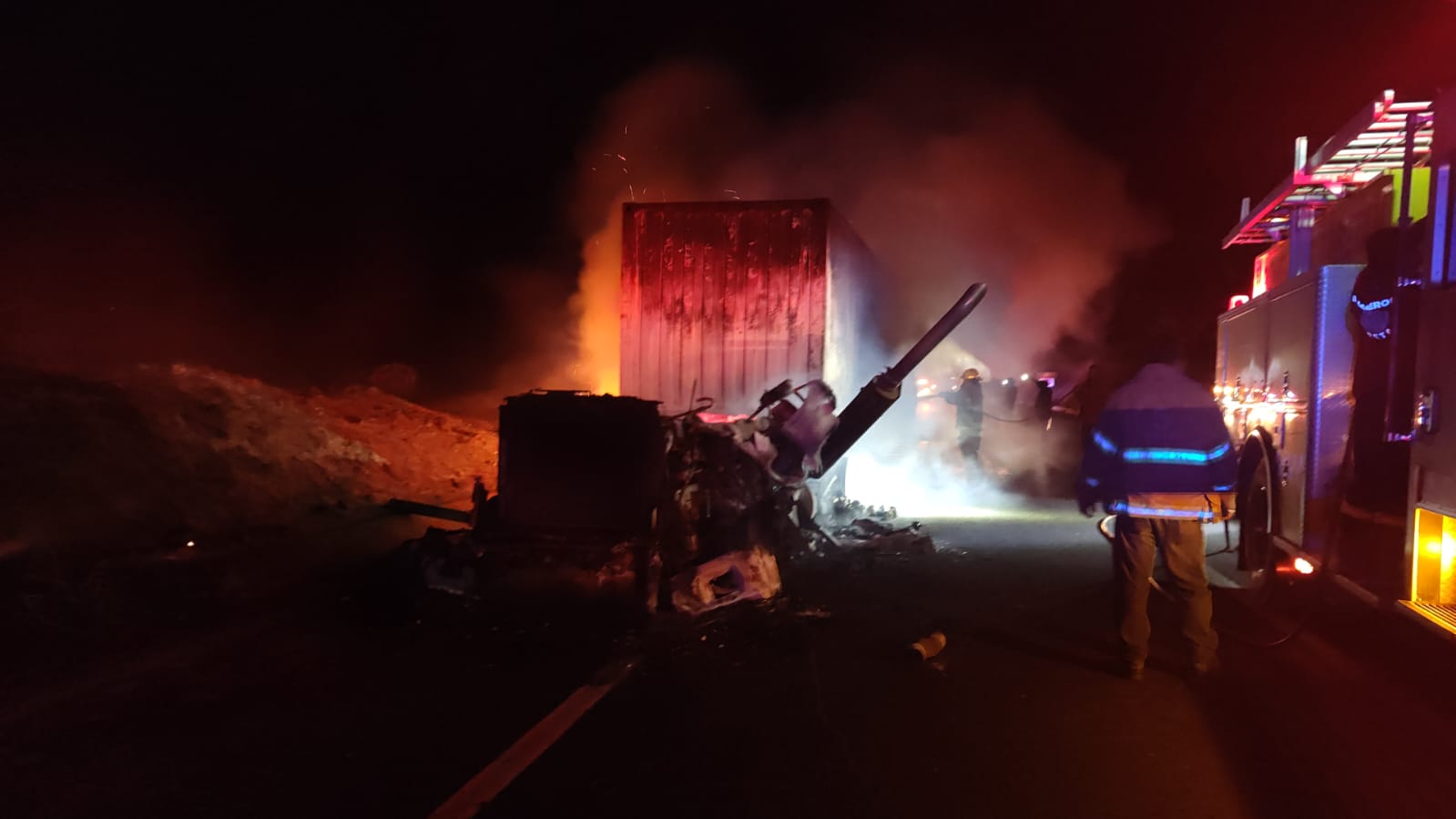 Se incendia tráiler en la autopista Siglo 21 - Quadratín Michoacán