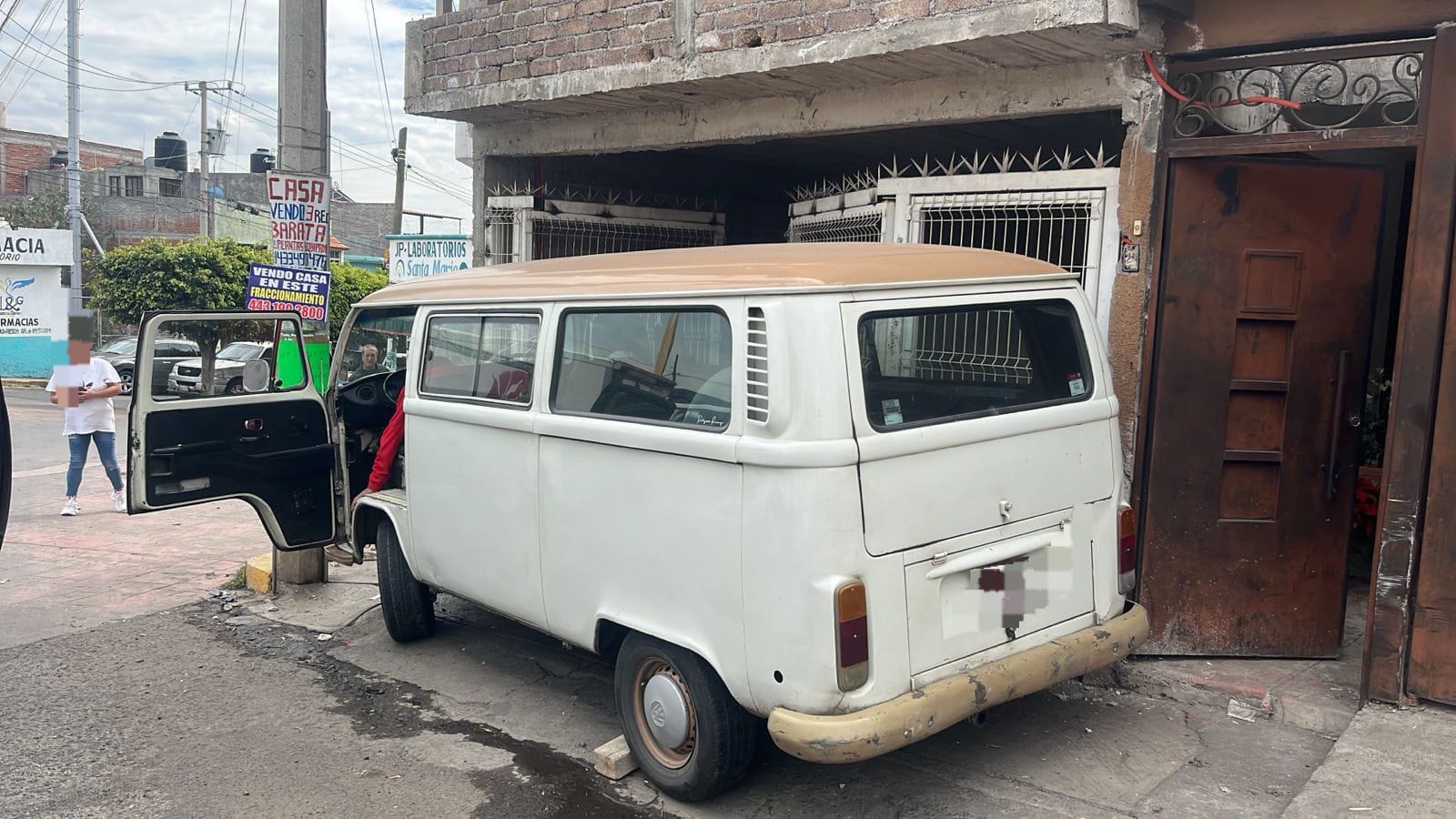 Tarímbaro le dio un infarto manejando, atropelló a una mujer y chocó