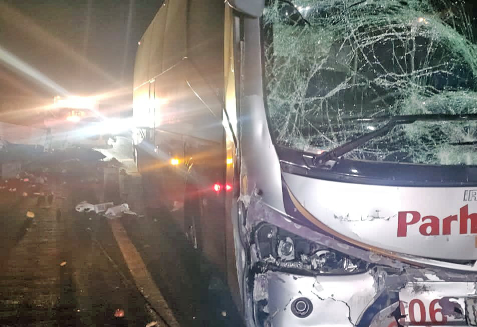 Chocan autobús y camioneta en la autopista Siglo 21 - Quadratín Michoacán
