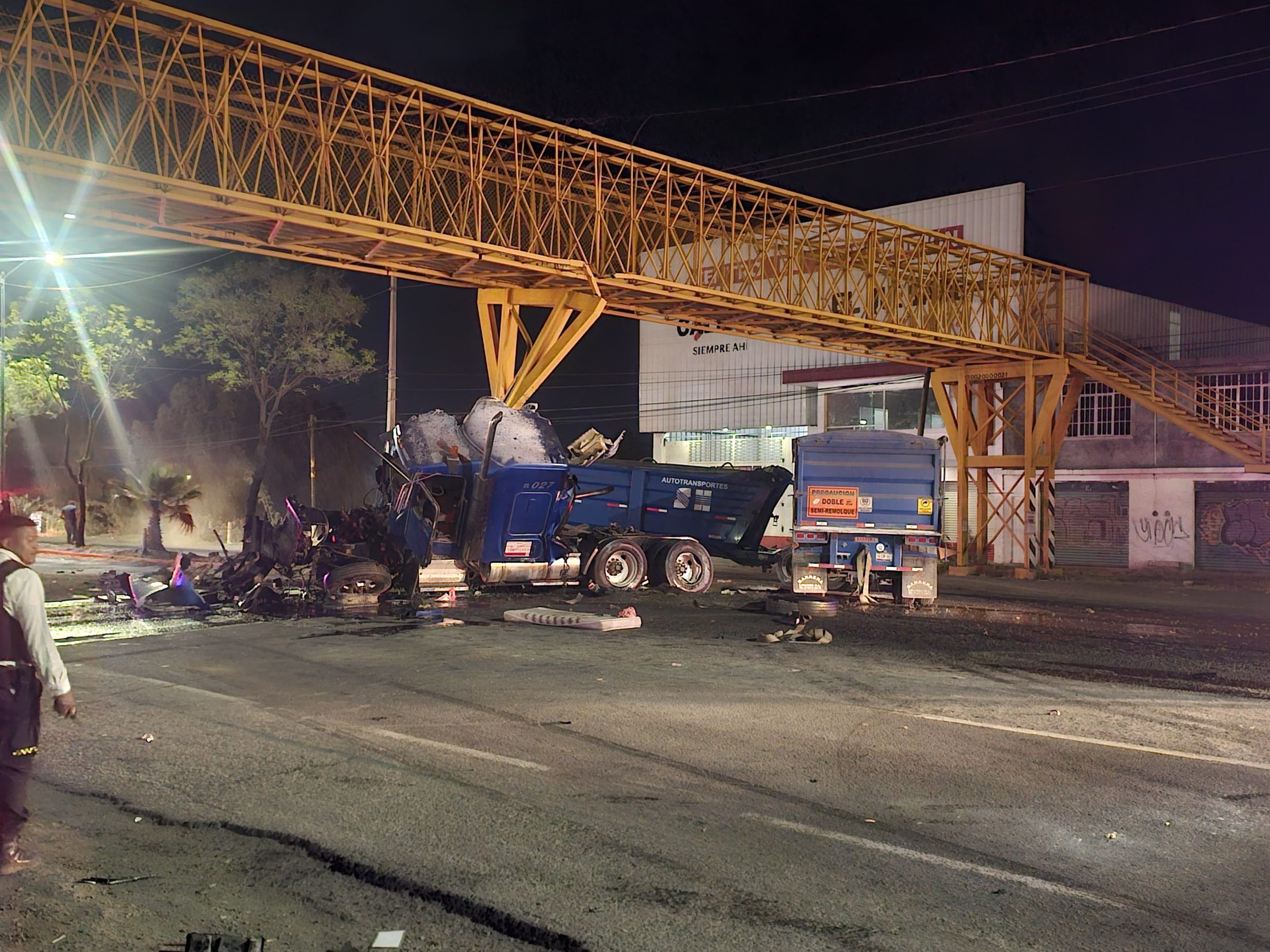 Choca tráiler contra un puente peatonal en la salida a Quiroga, Morelia ...