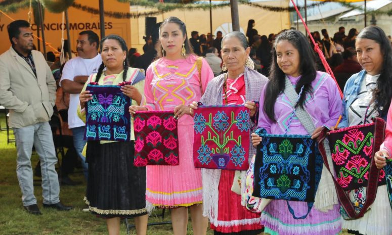 Preservan las comunidades de Michoacán su indumentaria tradicional