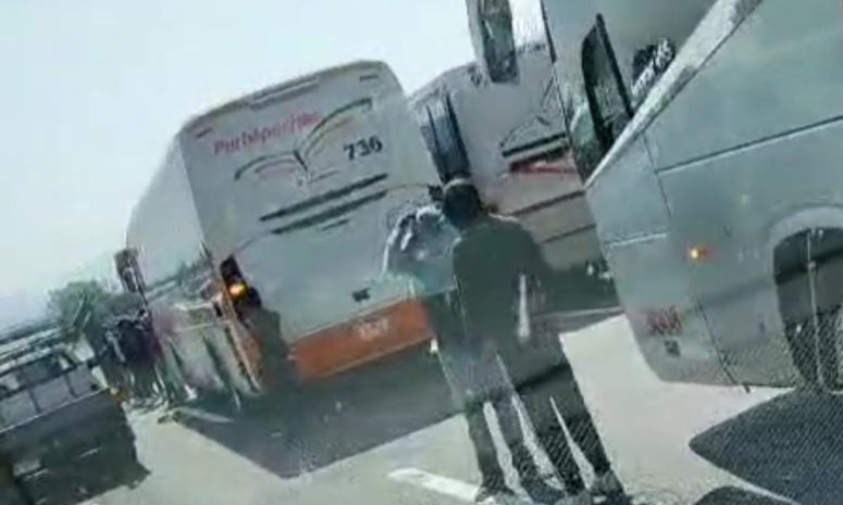 Retienen autobuses normalistas de Tiripetío en la Morelia-Pátzcuaro