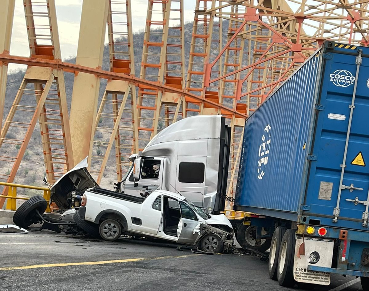 Se registra accidente entre una camioneta y un tráiler en la Siglo 21 ...