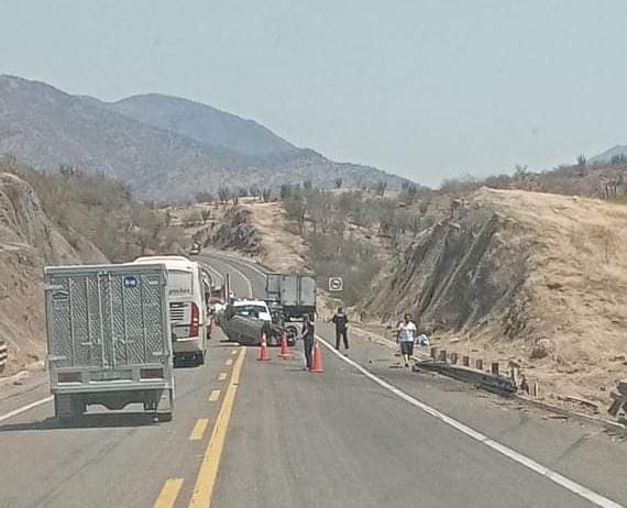 Vuelca vehículo en la autopista Siglo 21 - Quadratín Michoacán