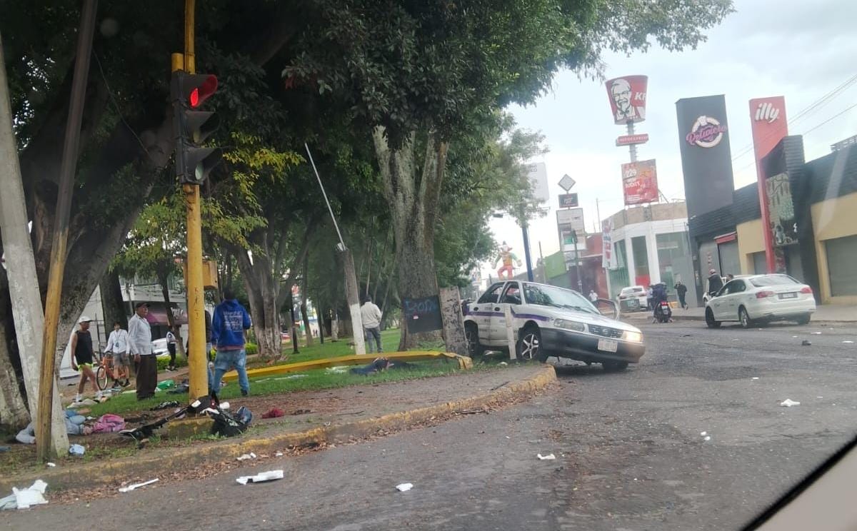 Dos muertos y un herido deja choque entre taxi y camioneta en Uruapan ...