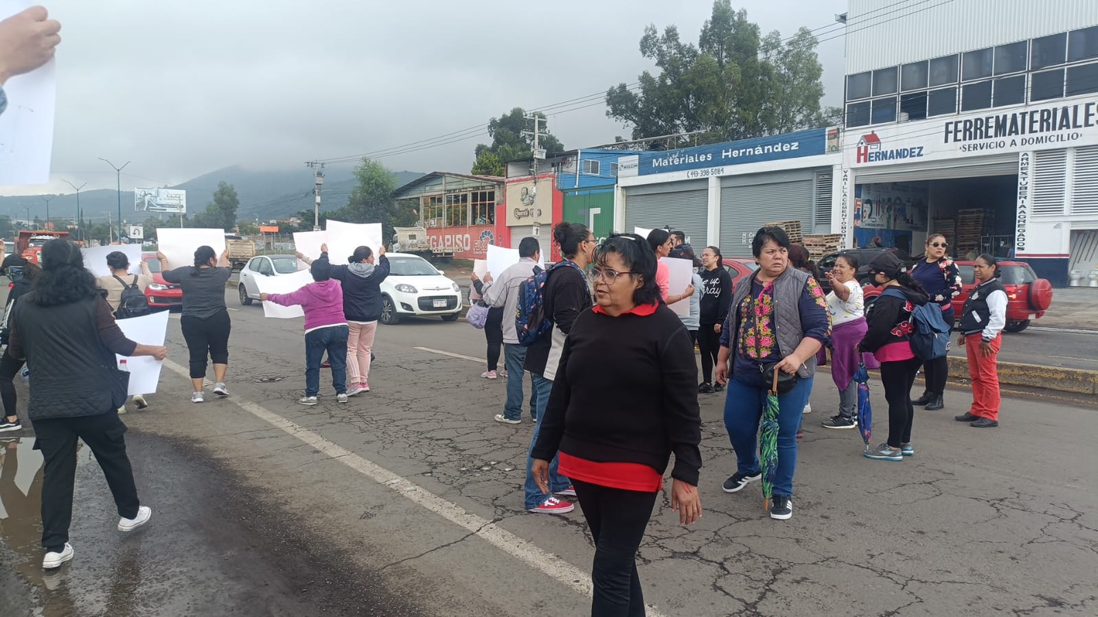 Bloquean padres de familia por falta de maestros en Villas del Pedregal ...