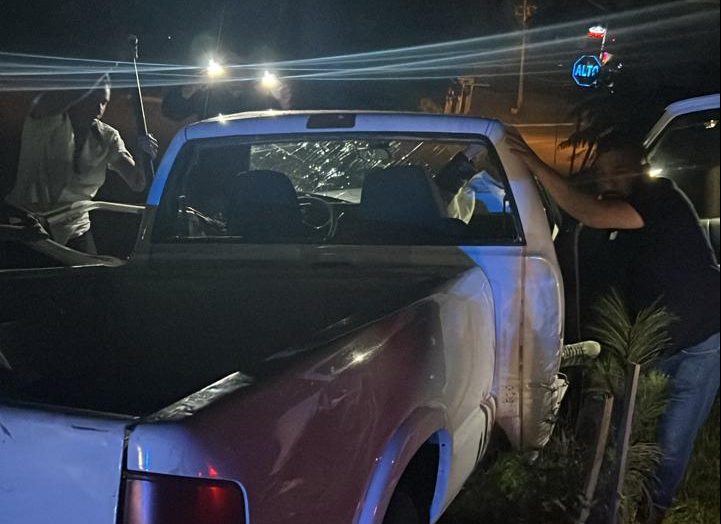 Choca camioneta contra poste en libramiento de Uruapan; 1 muerto ...