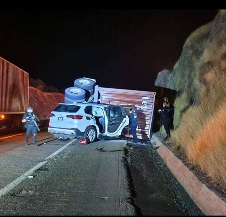 Choque de camioneta con tráiler en la Siglo 21 deja 5 muertos ...