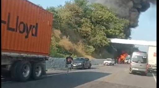Choque de tráiler y camión dejó 2 personas muertas en la Siglo 21 ...