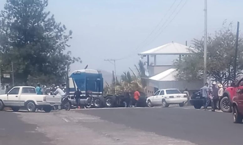 Tensión en Tancítaro: pobladores frenan desarme de autodefensas