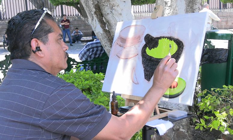 Pinta Roberto Gómez cuadros al óleo con pasión y autenticidad en Morelia