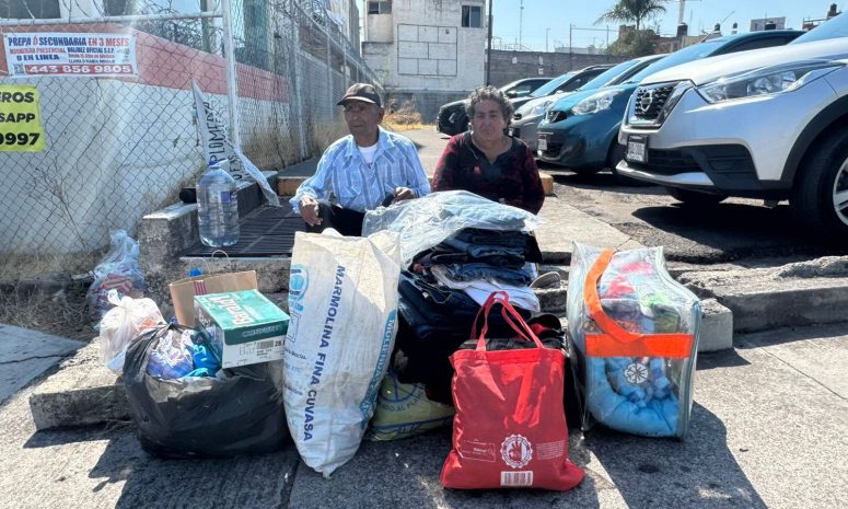 Donan morelianos ropa y despensas a don Filemón, víctima de un incendio