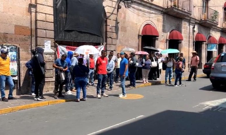Bloquea CNTE Poder de Base calles aledañas a plantón y del SAT