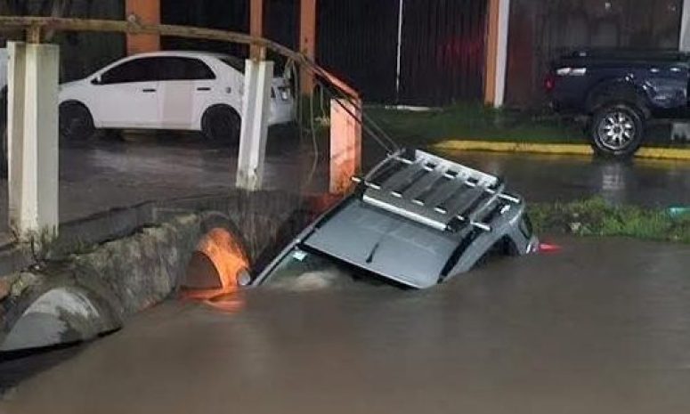 Lluvias inundan 5 avenidas y dejan autos varados en Lázaro Cárdenas